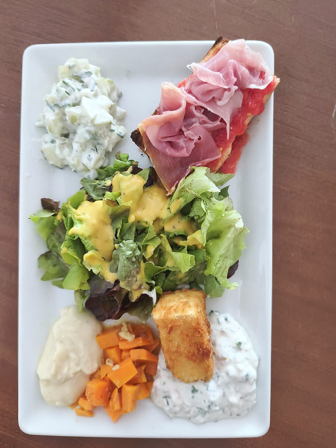Assiette à partager du Rendez-vous : jambon cru, salade et fromage pané