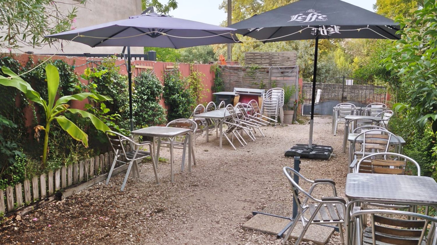 Le patio du Rendez-vous et ses parasols, prêt à accueillir un groupe