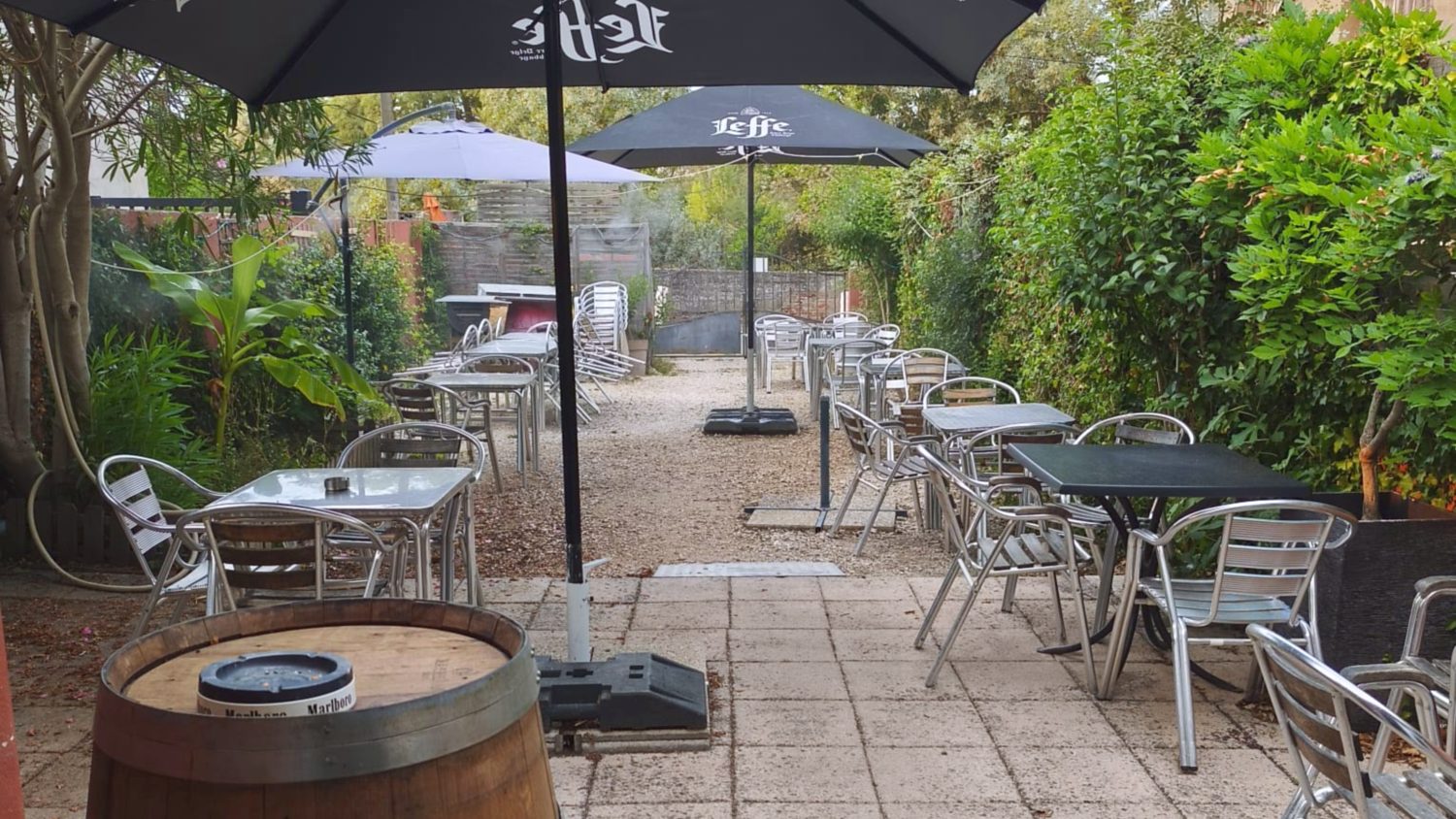 Le patio du Rendez-vous à Muret, ses parasols, son tonneau et ses lauriers-roses